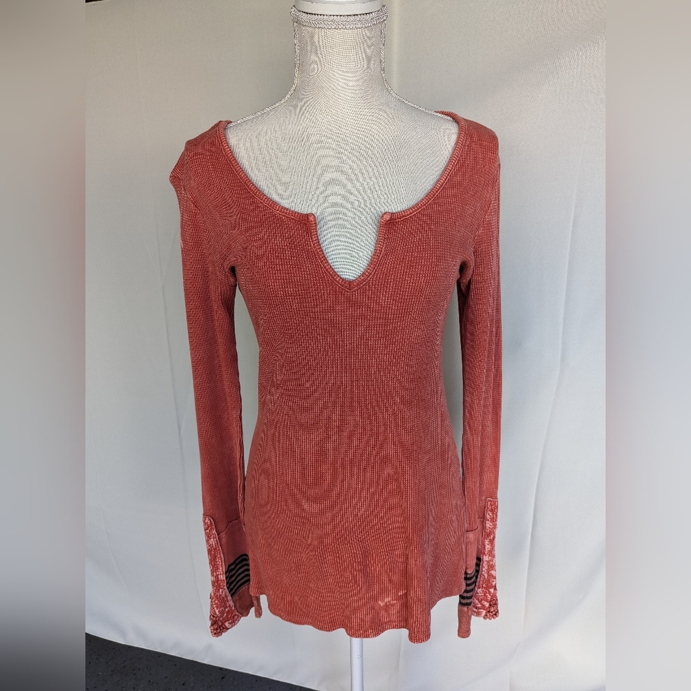 Long sleeve waffle knit top w/ lace and stripe accents on sleeves. Size Large